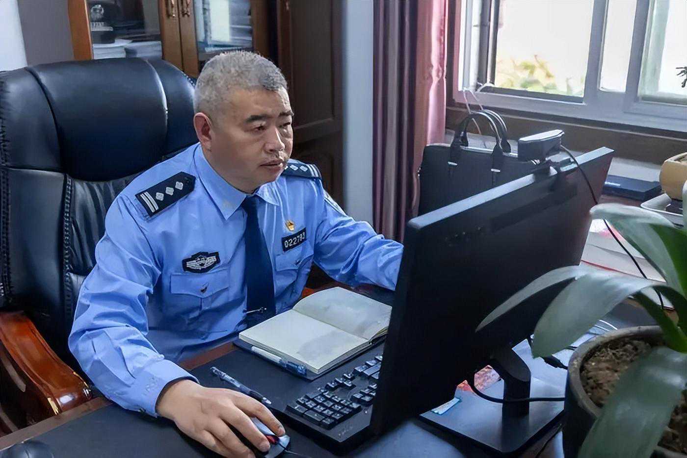 他：民警→副所长→所长→老刑警，一等功！