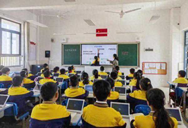 合肥经开区社发局到高刘小学开展智慧课堂应用调研