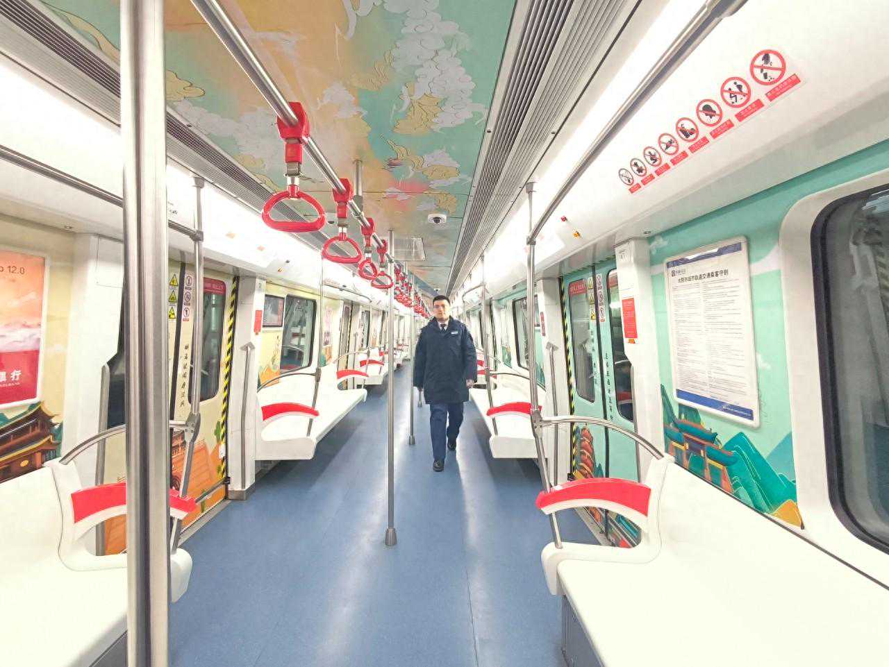 开行最早的列车却不靠站、不载客 凌晨4时 他们为地铁“探路”