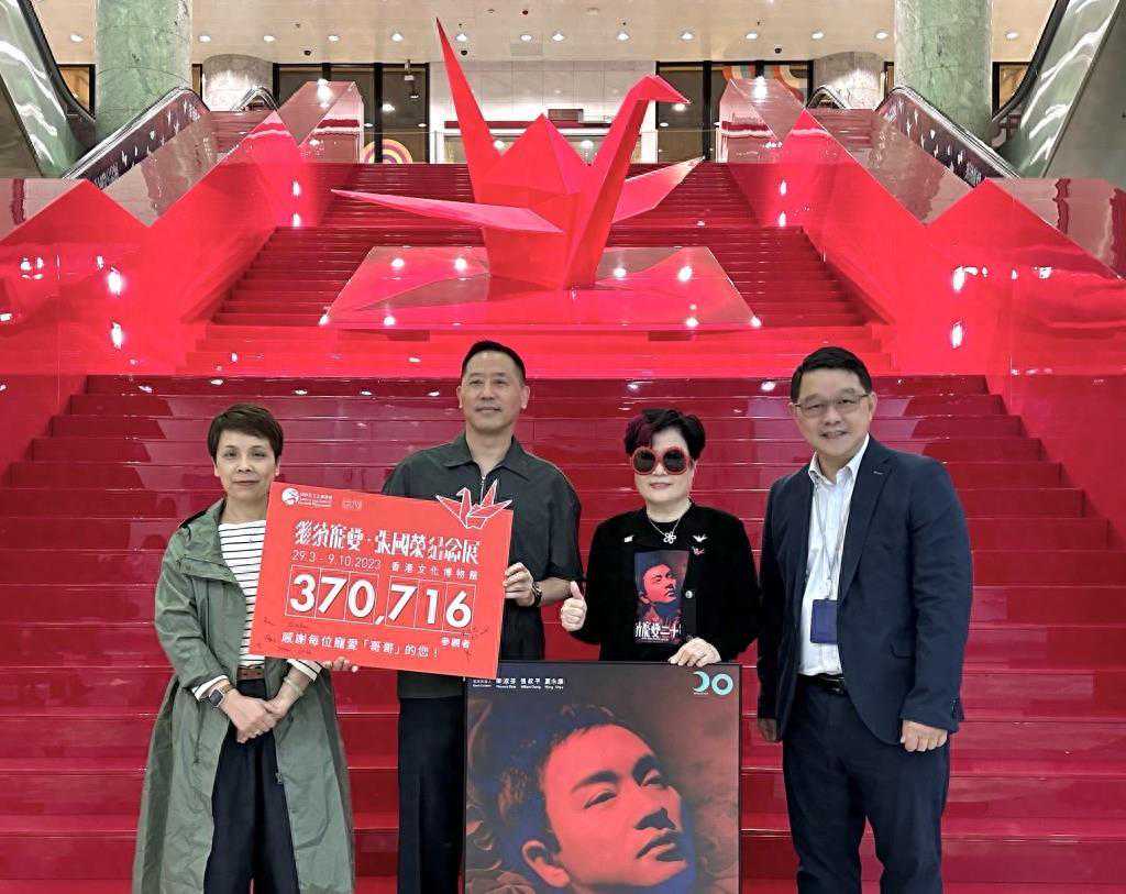 唐鹤德与张国荣粉丝亲切合影，许冠杰太太坚持冒雨观展