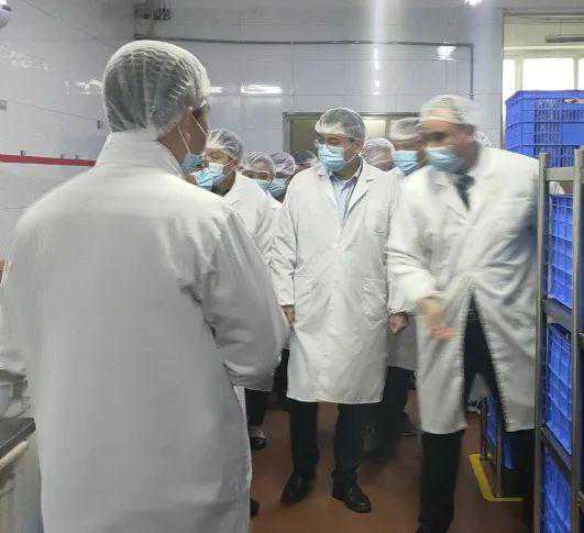 重庆市领导一行来到雅福食品指导交流中央厨房管理经验