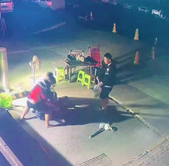 “没多想就冲上去了！”郑州一保安深夜遭人锁喉，3名路人勇敢制止