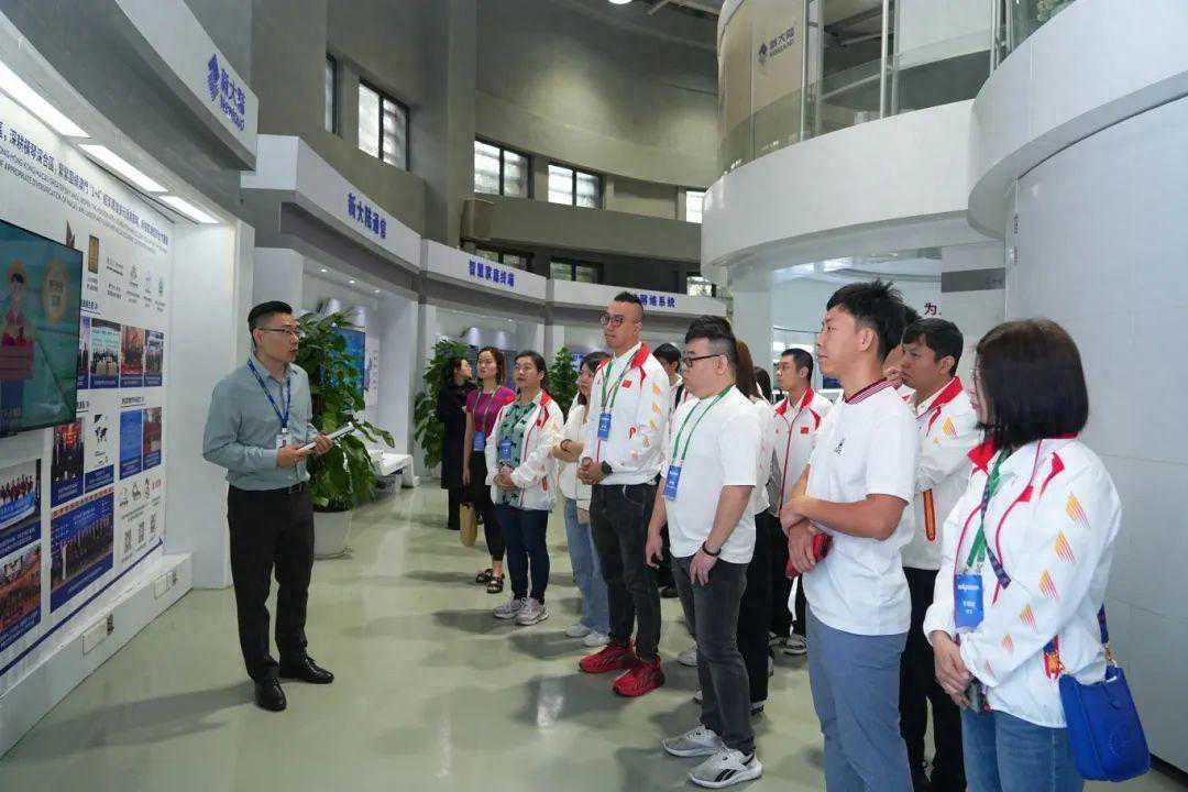 参加「港澳青年看祖國福建行」活動的港澳青年走進新大陸科技集團