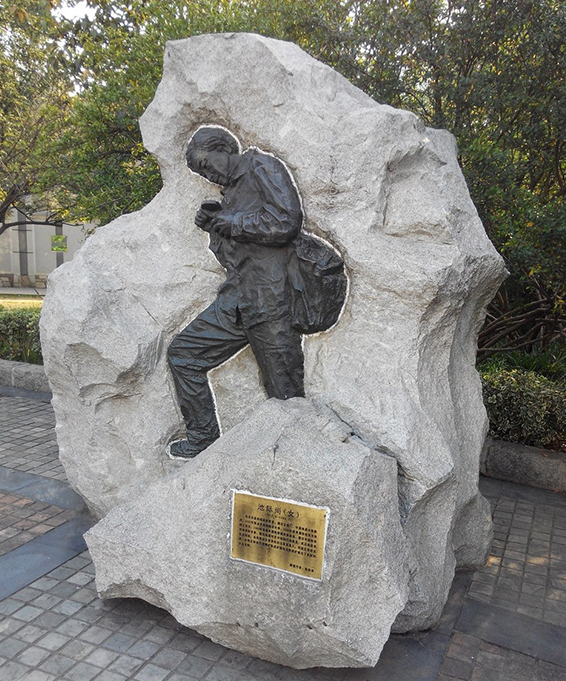 1937年走上街头抗日，1950年放弃高薪回国，总理说：我常怀念她