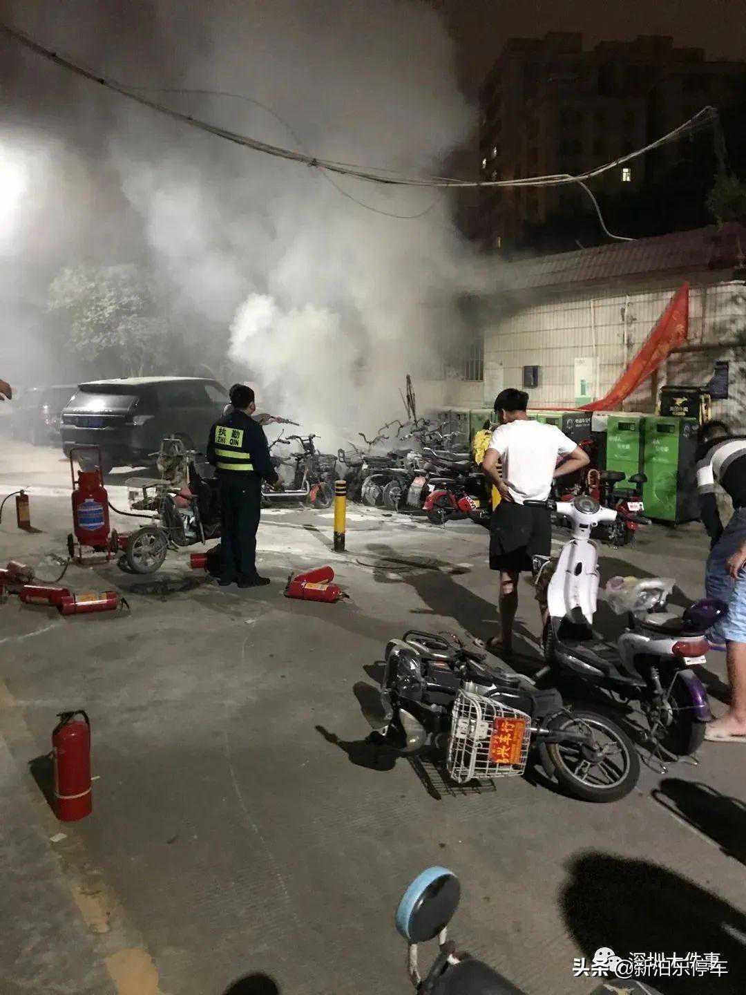 大事件！深圳一住宅区凌晨突发大火，十几辆电动车被瞬间烧毁！
