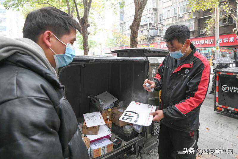 记者实地走访部分快递收发点及驿站——消杀设备成摆设 聚集等候不排队