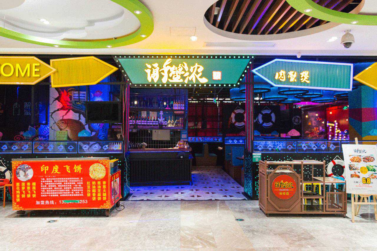 这家店传承百年独家宫廷秘方，做了一份Plus版的海鲜火锅