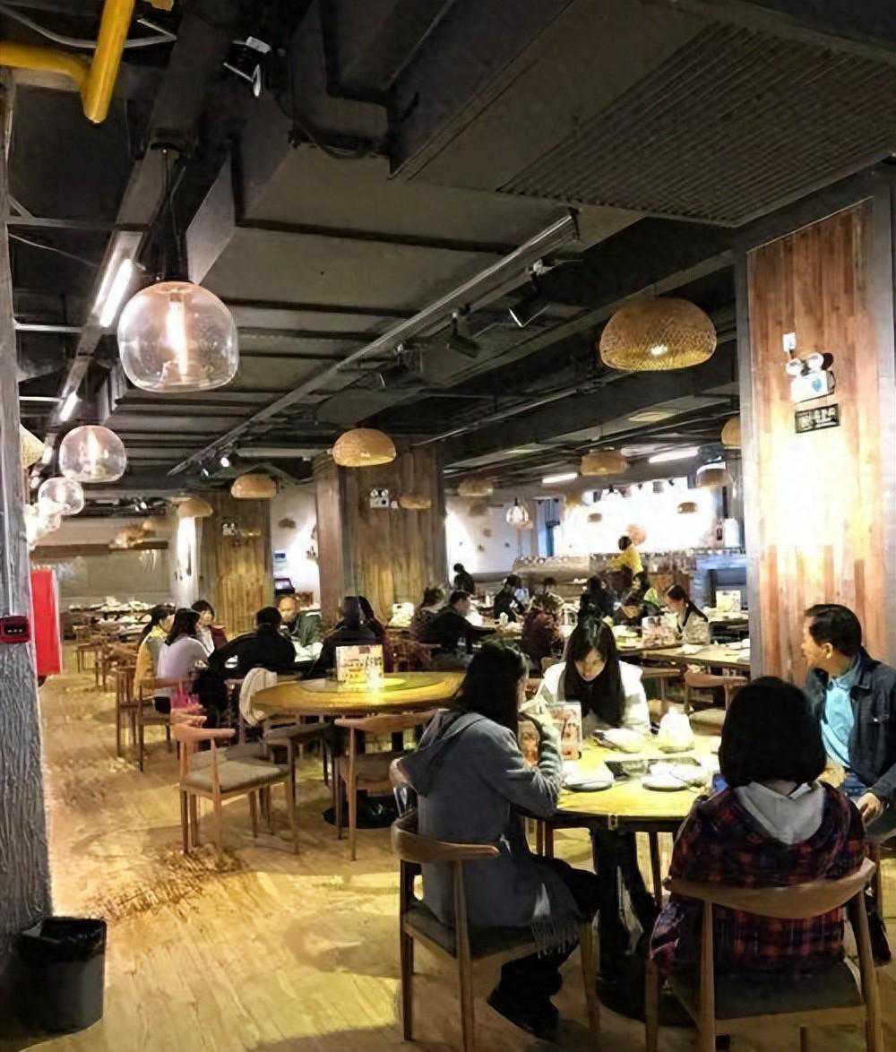 离职后，我在公司附近开饭店，在门口挂了个牌匾，因此座无虚席