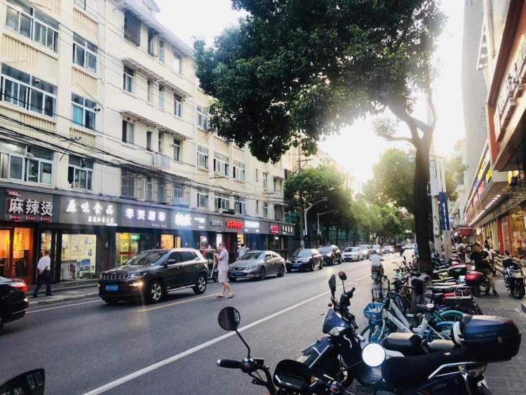 昔日红红火火“彭浦夜市”，如今扎根社区做正规小生意！好吃、实惠、有人情味，这些小吃店也是彭浦居民的骄傲