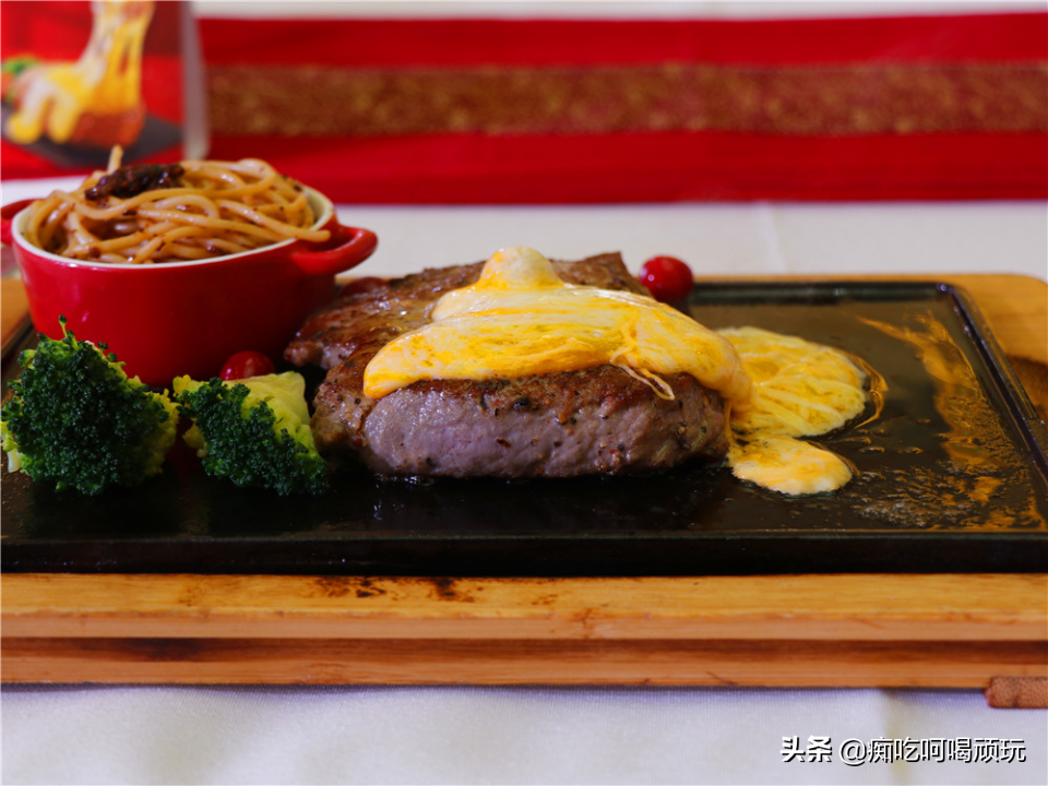 豪客来牛排的瀑布芝士厚切牛排味道很喜欢，牛年吃这款牛气哄哄