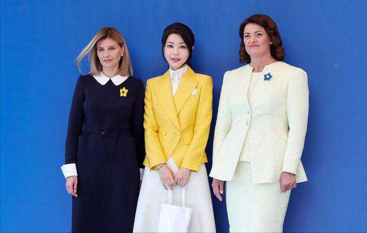 韩国第一夫人亮相峰会，新造型越来越时尚，5套衣服每套都很少女