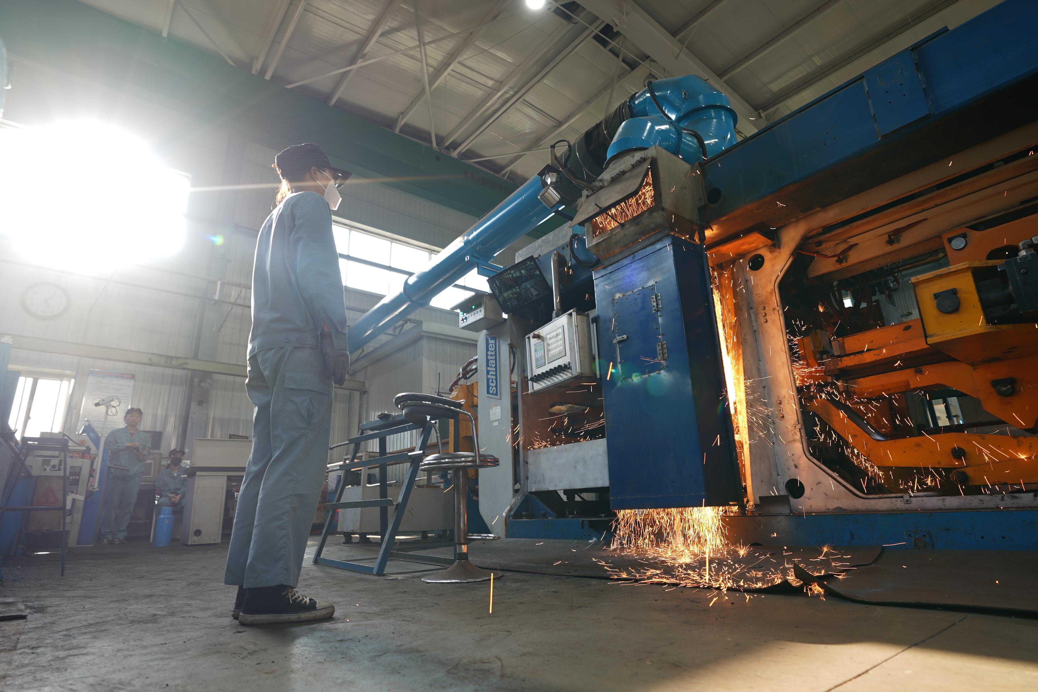 高温下的女焊接工