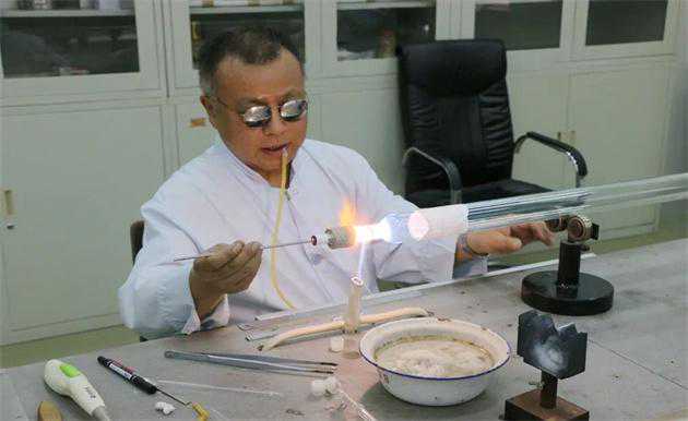 他们没有头顶烈日，却也在自己的岗位上挥汗如雨……