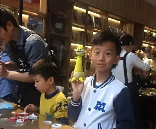 小学生翻出母亲的“阿依莲”，开始试穿，90后家长记忆被打开