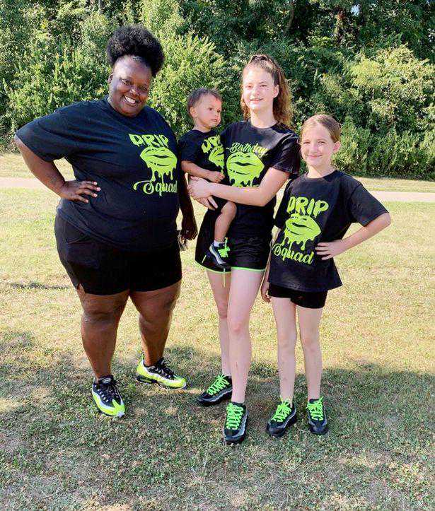 美国黑人母亲收养三个白人孩子遭群嘲，被指“继续给白人当奴隶”