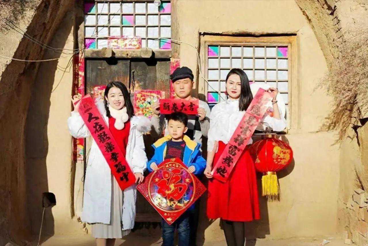 1987年，陕西农妇捡两名女婴，姐妹俩考上研究生，用百万房产报答