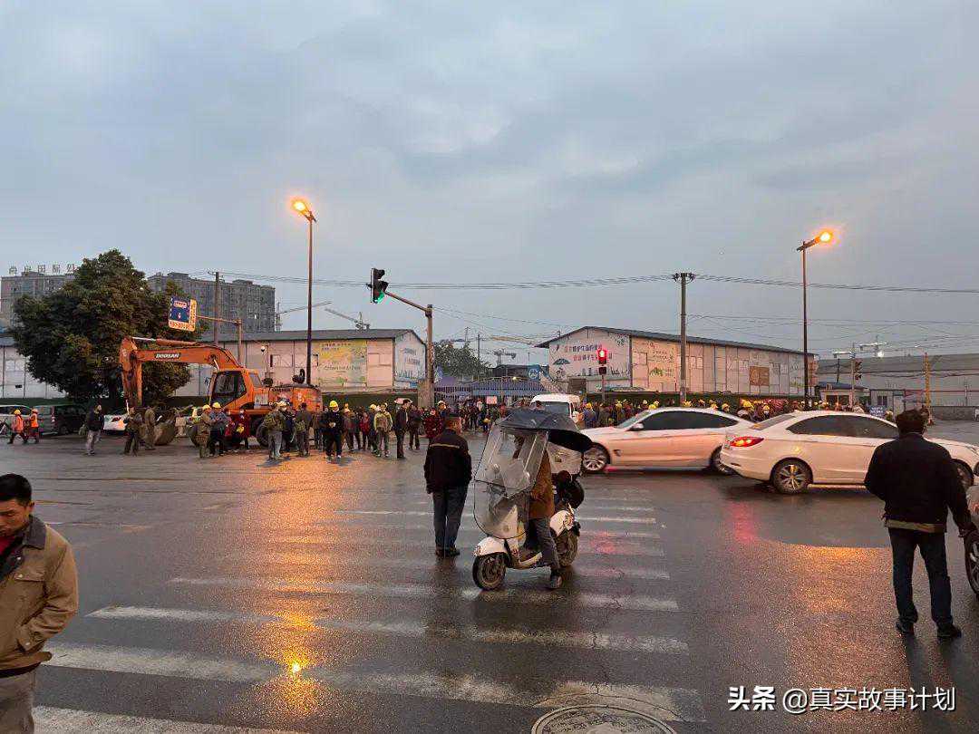 凌晨5点的万柳路：日结工，等待招揽
