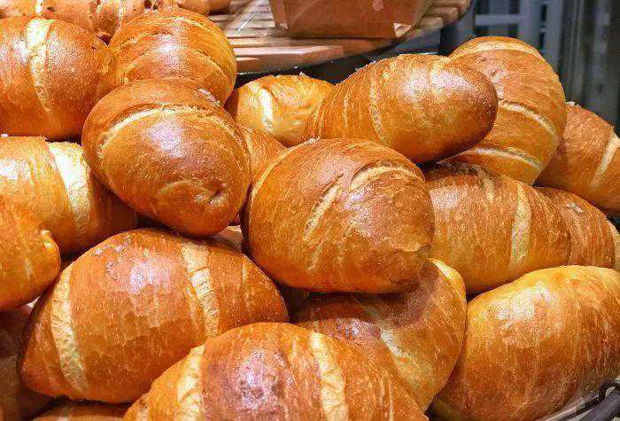 成都小伙摆地摊卖面包，3天交了个女朋友，2人每天能赚500元