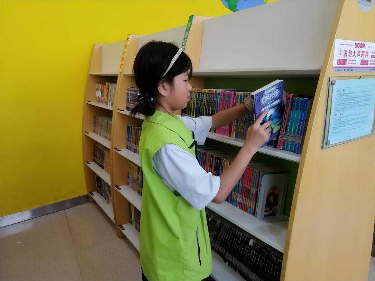库尔勒市图书馆：“小小图书管理员” 开展志愿服务活动