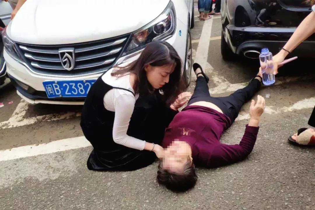 姑娘！你救人的样子真美！