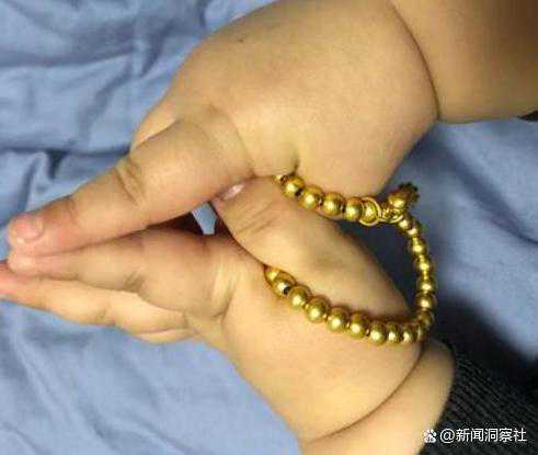 男子送老婆金首饰，被熊孩子咬成“限量版”，网友：纯牙工制造