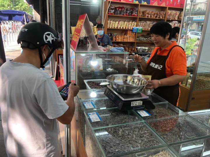 小时小店直播生活｜吃货们闻着香味赶来！杭州街头炒货店糖炒栗子开炒啦